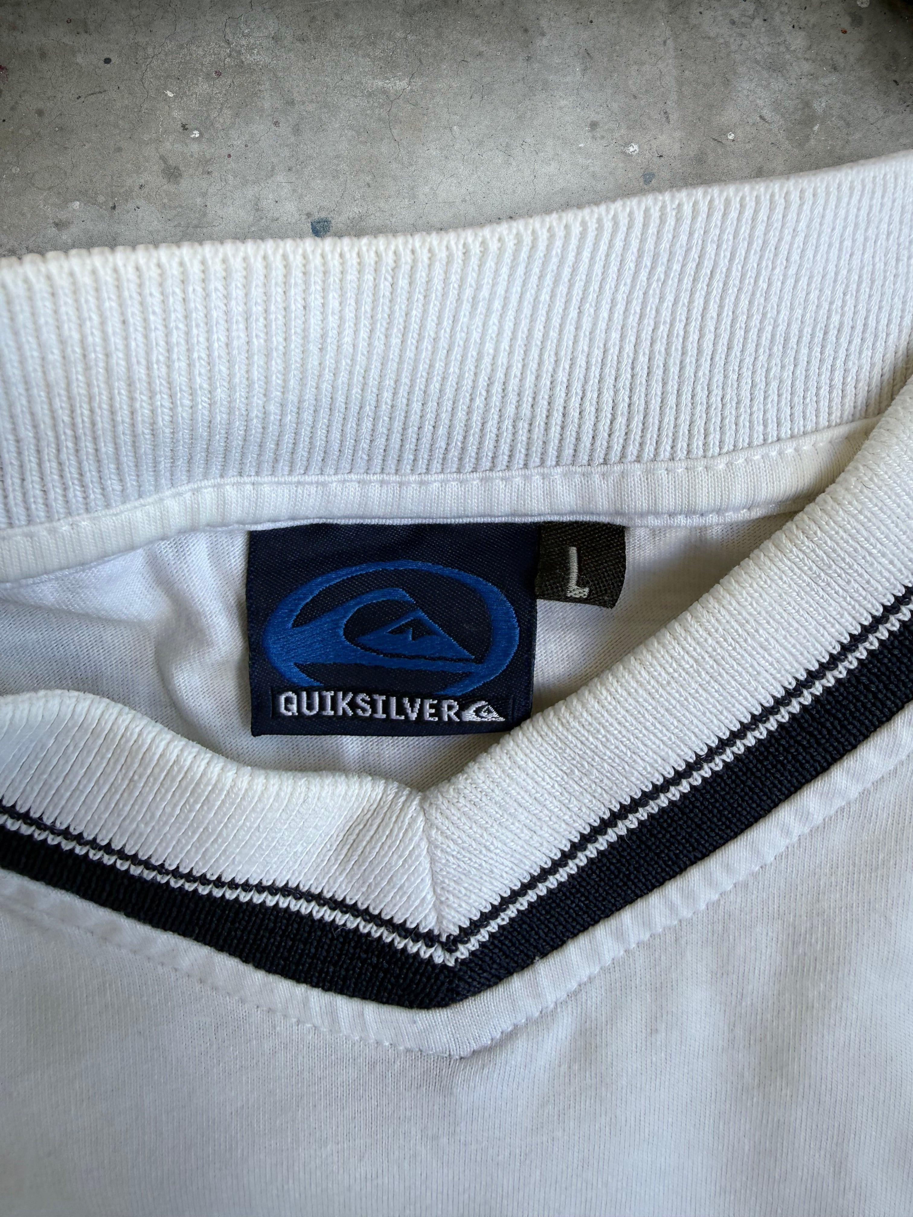Quicksilver V-neck Tshirt - L