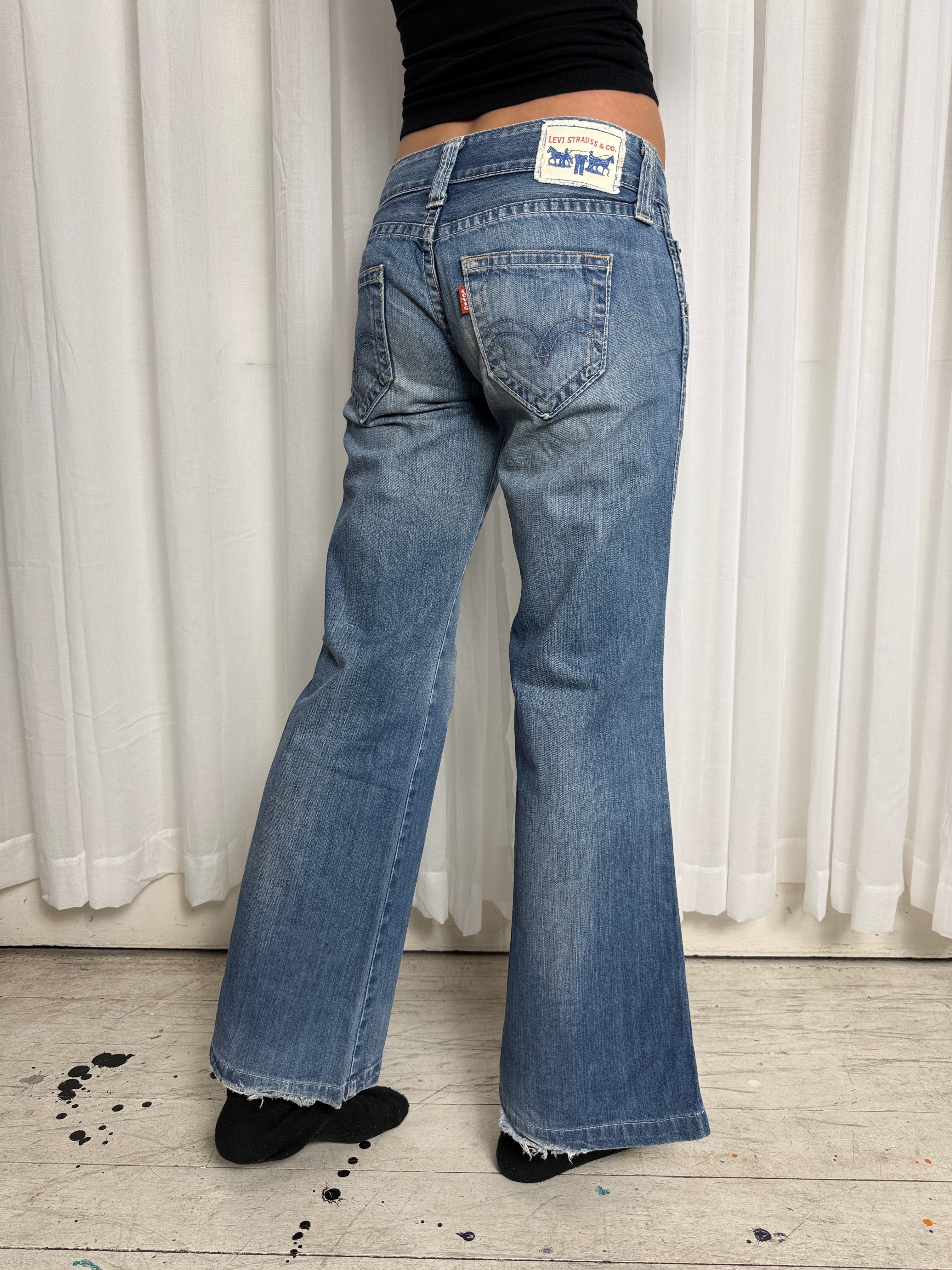 Levi Low Rise Jeans - 27”