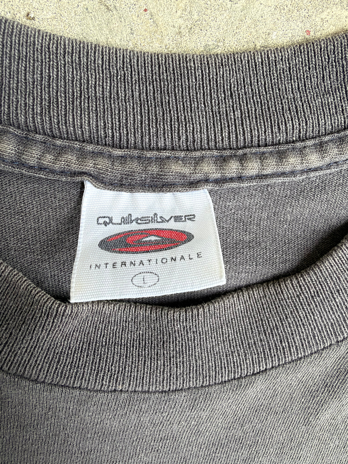 90s Quiksilver Graphic Shield Tshirt - L
