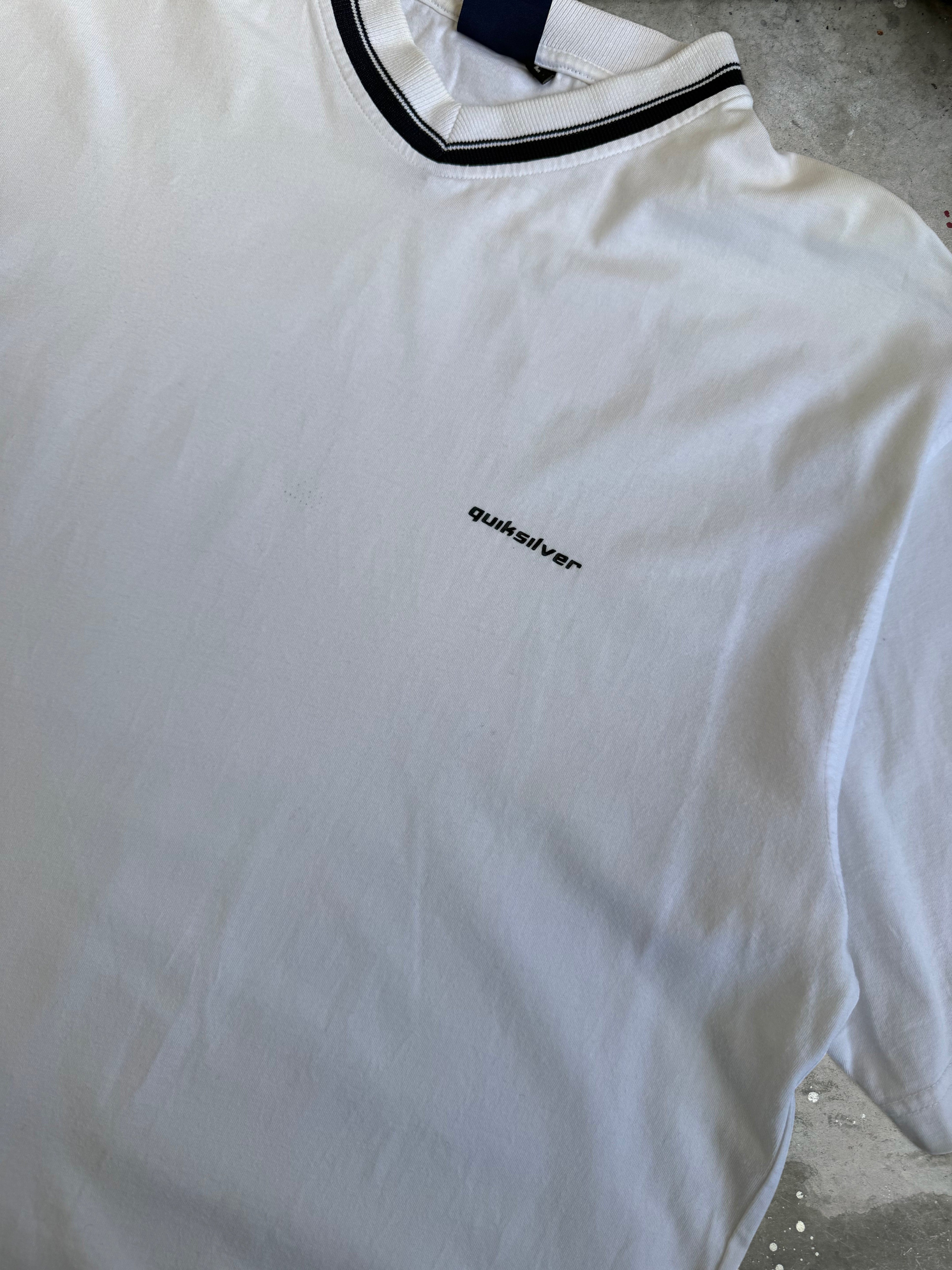 Quicksilver V-neck Tshirt - L